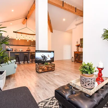 Parliament & River View Βουκουρέστι