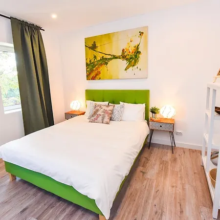 Parliament & River View Апартаменти