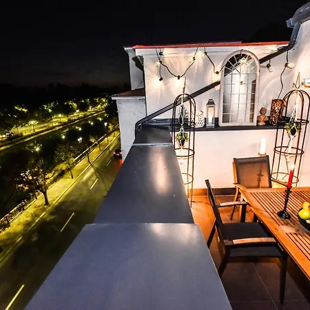 Parliament & River View Бухарест