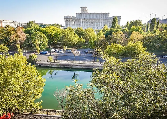Parliament & River View Bükreş