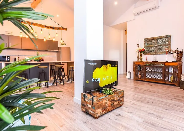 Parliament & River View *