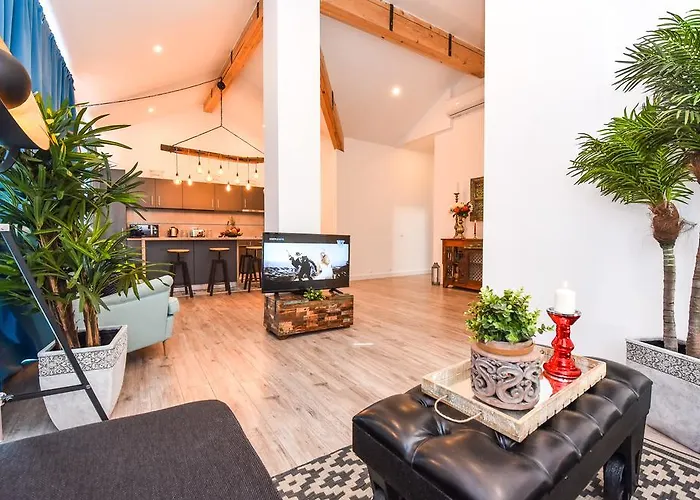 Parliament & River View Bükreş