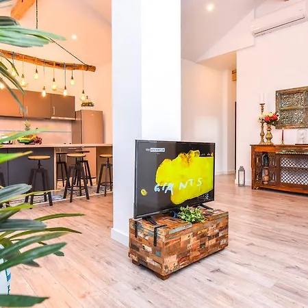 Parliament & River View *